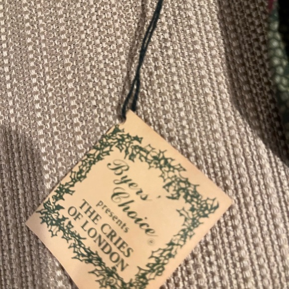 Byers Choice Carolers Cries of London Collection Flower Seller 1994. - Picture 4 of 5